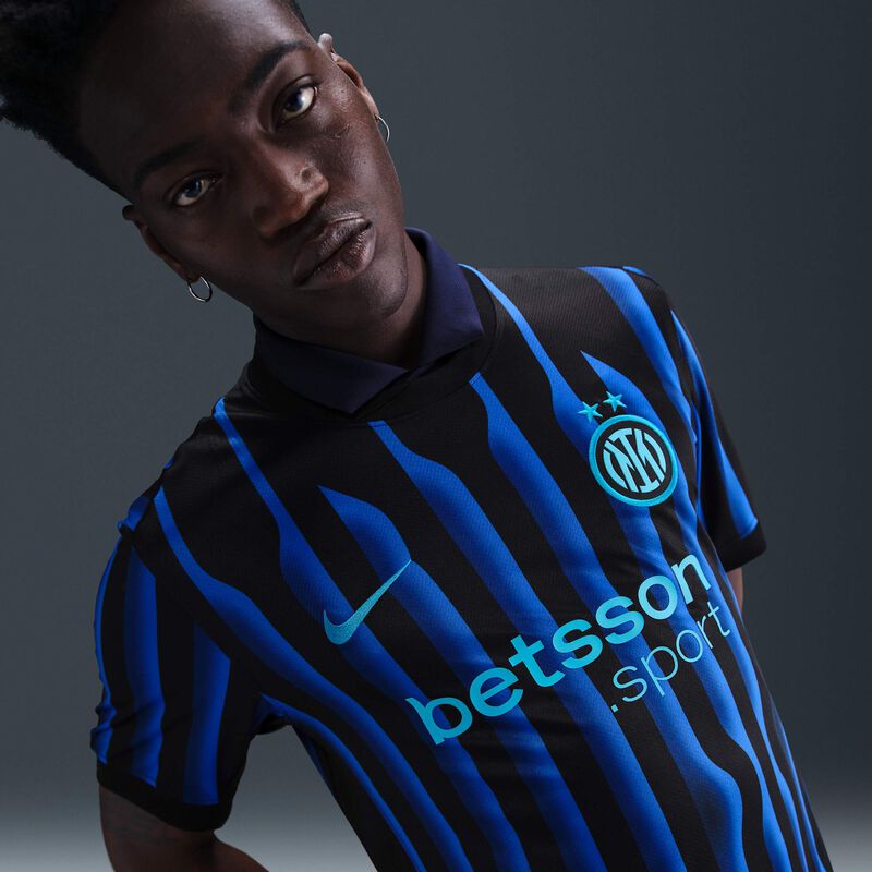 Nike Inter Milan 2025/26 Stadium Home
Poleras manga corta fútbol hombre