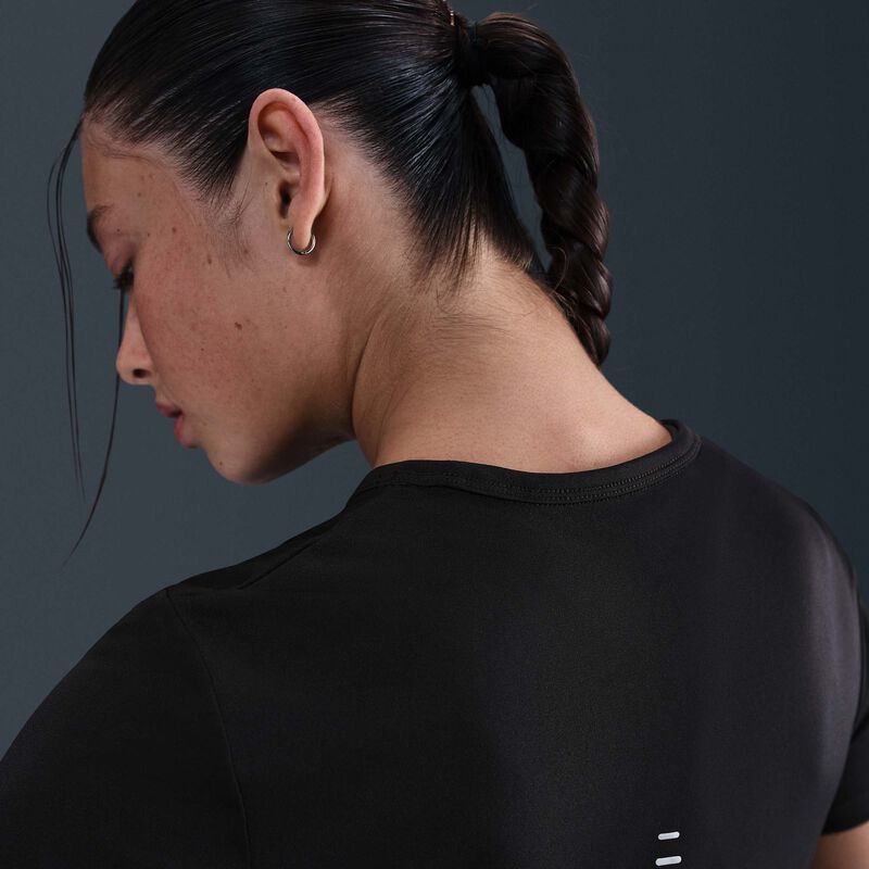 Nike Polera Tempo Swoosh Run
Poleras manga corta correr mujer