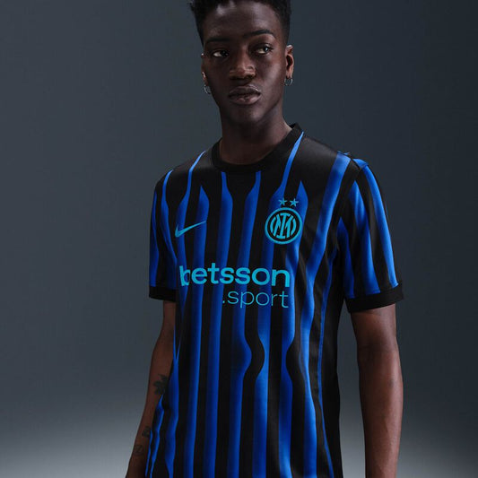 Nike Inter Milan 2025/26 Stadium Home
Poleras manga corta fútbol hombre